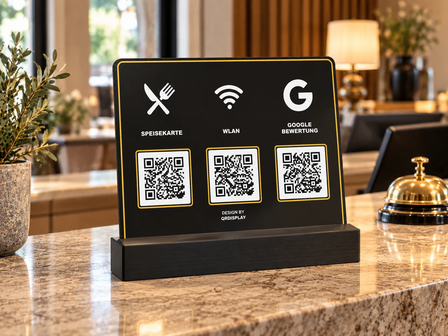 Business L – Produktvisualisierung im Hotelrezeption: Speisekarte, WLAN und Google-Bewertung, 3 QR-Felder.