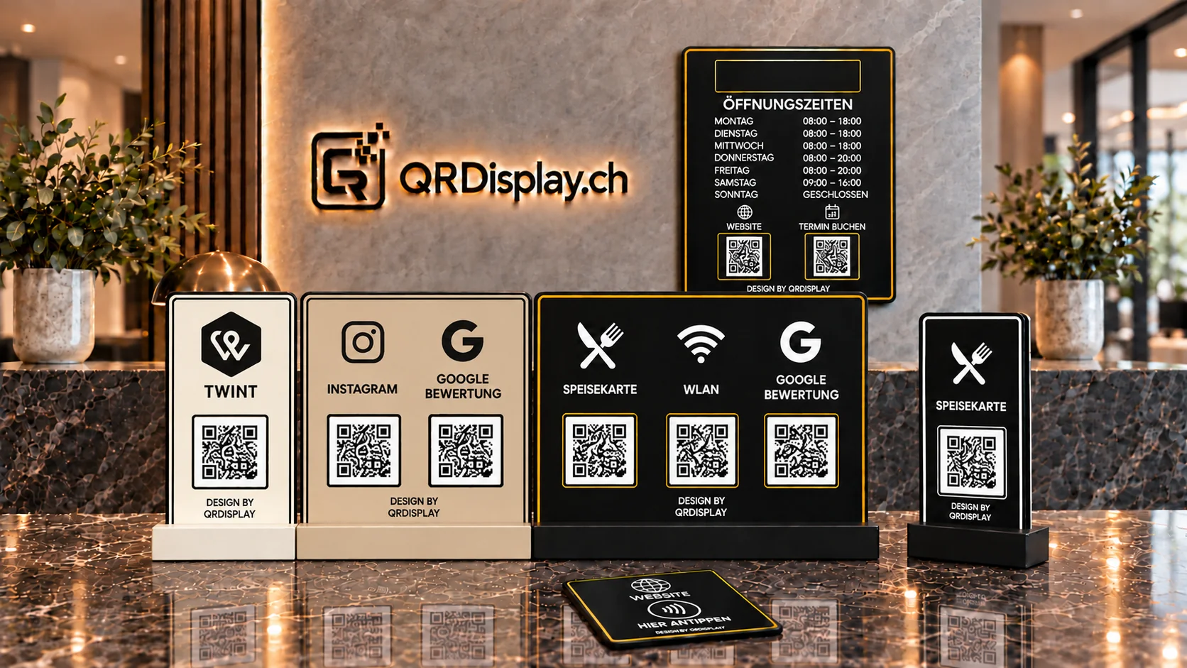 QRDisplay.ch – Business S, M und L, Gastro S Doppeldisplay und flache Slim Edition auf einem Tresen